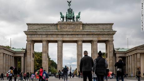 The passengers were walking at the Brandenburg Gate in Berlin, Germany on October 12, as the gathering was limited to 10 people and curfew was imposed in many areas around 11 p.m.  Was imposed.