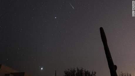 In Lee Sun, Arizona, a Leonid meter explodes in the sky, showing Jupiter and Venus. 