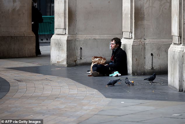 Homeless people in London will be offered a two-week stay in a hotel during the Christmas month - three meals a day and a virtual presentation by celebrities.  Picture: A homeless man in London in November