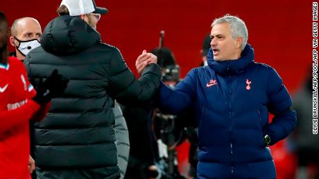 Jugan Klopp shook hands with Jose Mourinho after the match and exchanged words. 