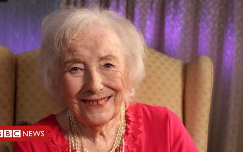 Dame Vera Lynn: Forces' Sweetheart dies aged 103