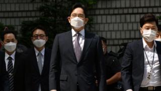 Samsung heir Lee Jae-yong arrives at court for a hearing to review the issuing of his arrest warrant.