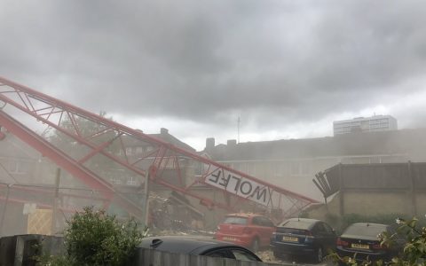 Bow crane collapse: Four injured and people trapped