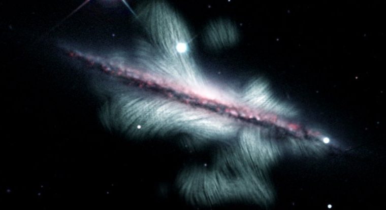 Breathtaking Image Reveals The Colossal Magnetic Field of a Distant Spiral Galaxy