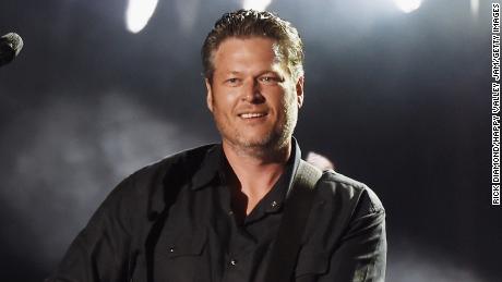 Blake Shelton is following in Garth Brooks&#39; footsteps with his own drive-in concert  