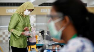 Singapore voters wearing face masks