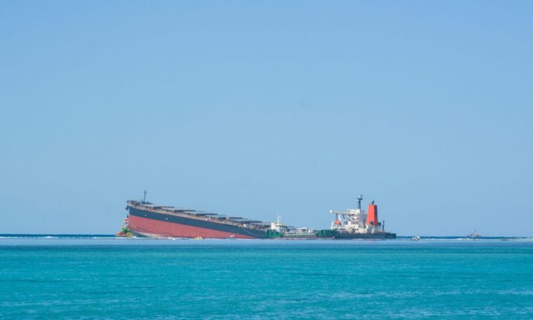 Mauritius oil disaster: Stricken Japanese ship spits apart, remaining fuel spreads into waters