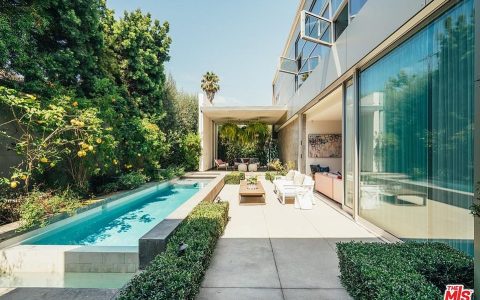 For sale! Game of Thrones actress Emilia Clarke has listed her very modern and large mansion located in the trendy neighborhood of Venice Beach in California