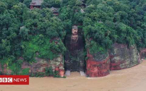 China record floods wet feet of Leshan Giant Buddha