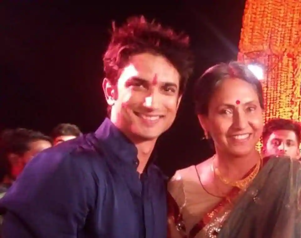 A throwback picture of actor Neeta Mohindra and late Sushant Singh Rajput celebrating the success of MS Dhoni: The Untold Story.