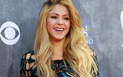 Shakira draped herself in a purple bikini