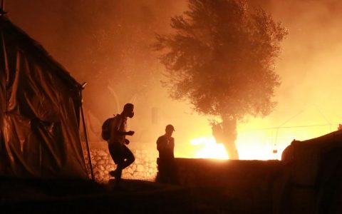 Lesbos: Fire 'destroys' Europe's largest migrant camp
