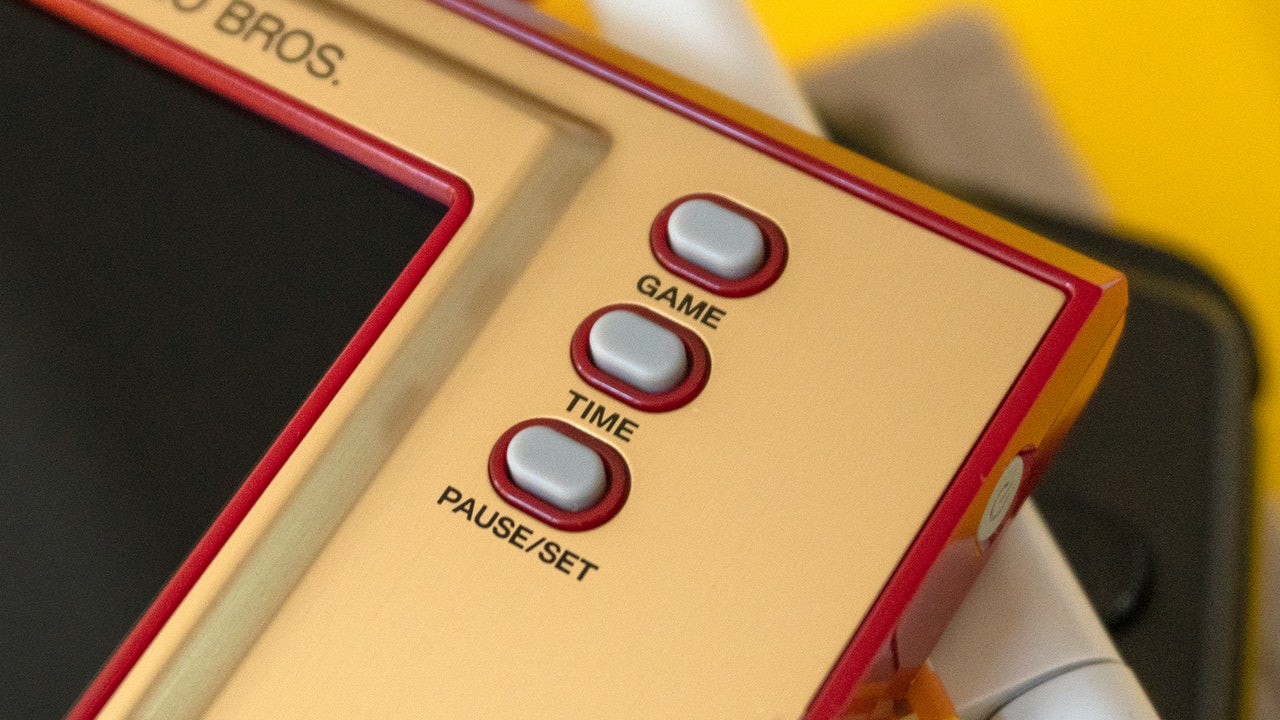 The menu options on Game & Watch are basic, so the three simple buttons are all you really need to navigate its UI.  (Photo: Andrei Lis Liszewski - Gizmodo)