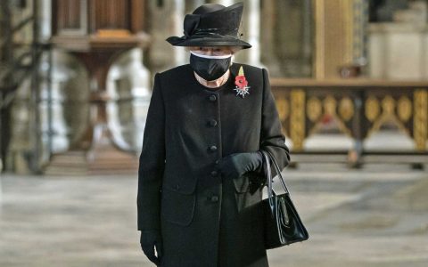 Queen Elizabeth II wears a mask to pay tribute to the unknown warrior