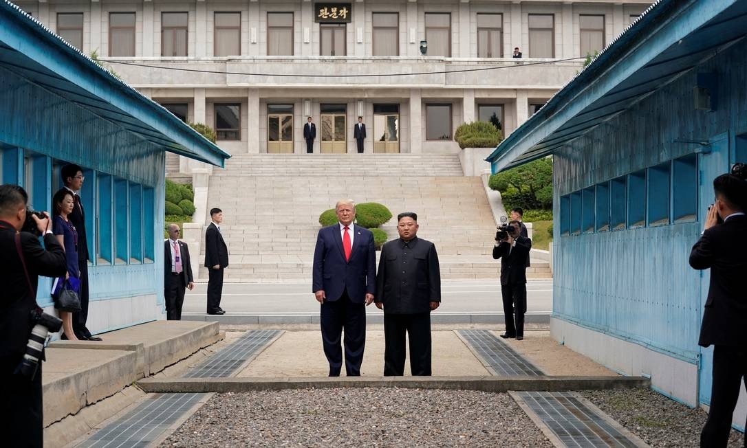 Historical step.  Trump and North Korea leader Kim Jong-un met in a demilitarized zone on the border between the two states.  Trump was the first US president to enter North Korea in June last year Photo: Kevin Lamarque / Reuters - 06/30/2019