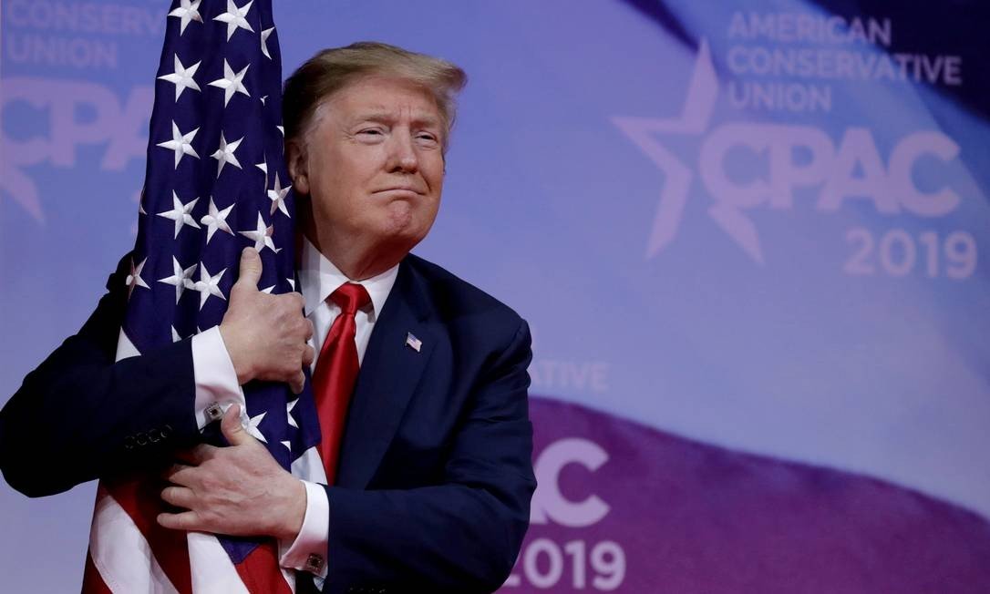 Trump hugs the American flag during a conservative event Photo: Yuri Gippus / Reuters - 03/02/2019