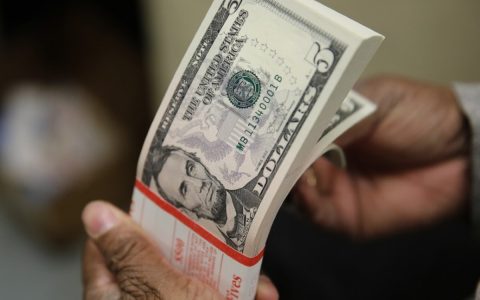 Dollar moving economy with volatility in last session of 2020