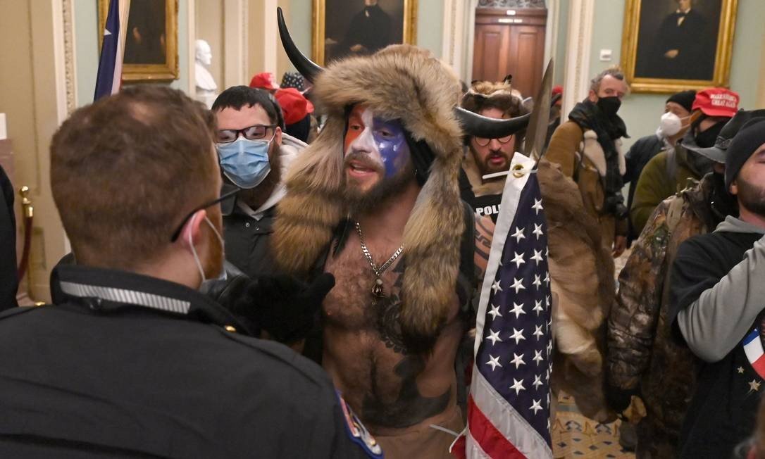 A group of pro-Trump protesters stormed the Congress House on Wednesday (6) and disrupted the session confirming Joe Biden's victory in the November presidential election: Photo: SAUL LOEB / AFP