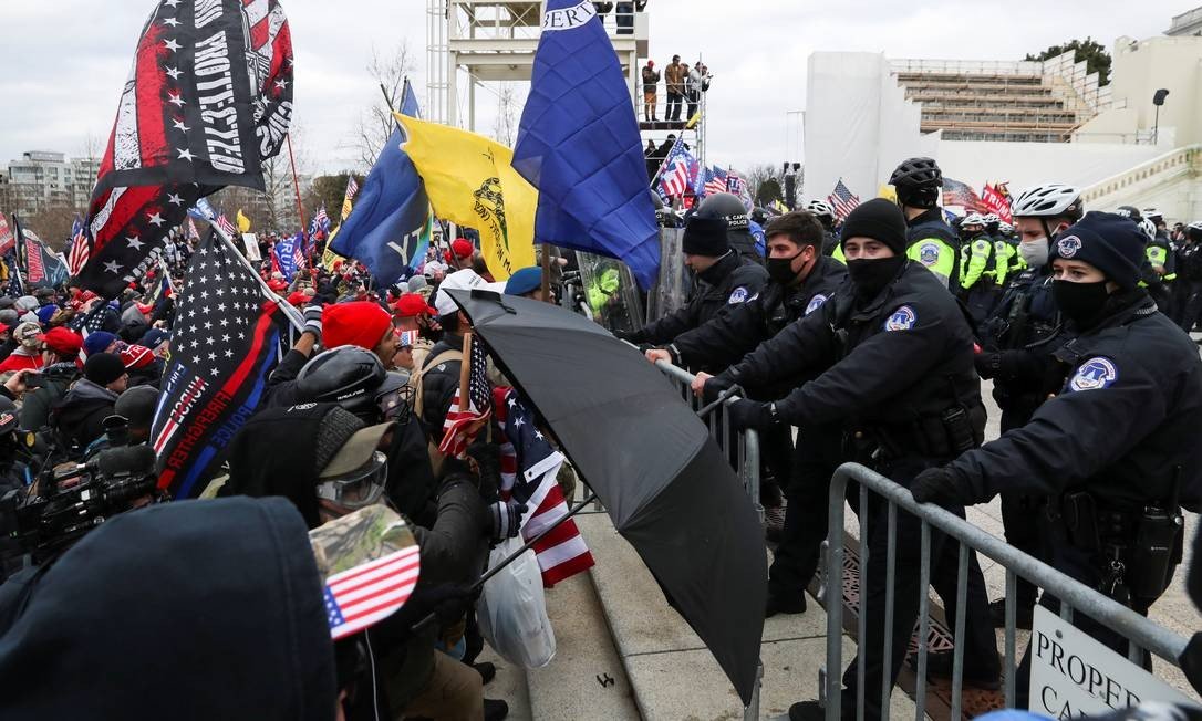 US officials try to contain supporters of US President Donald Trump, gathered in front of US Capitol Building in Washington photo: LEAH MILLIS / REUTERS