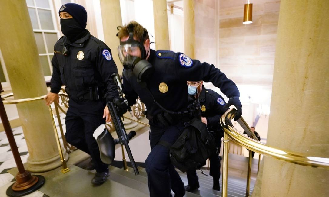 The protesters replaced the Capitol police officers when they attacked the building.  Photo: Poole / REUTERS