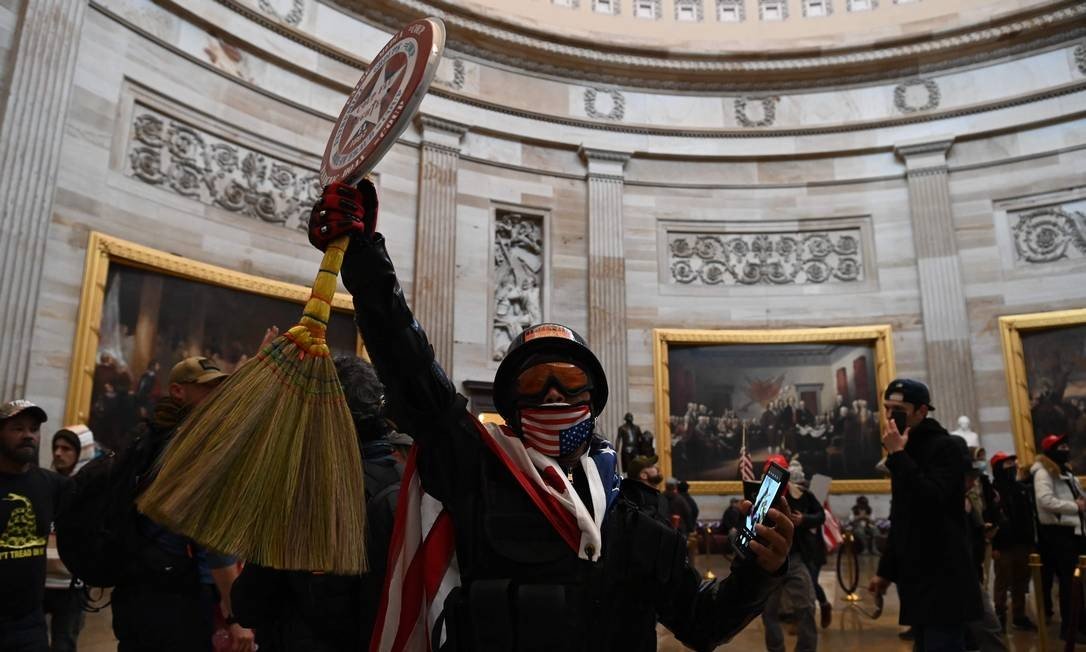 According to eyewitnesses, there are armed protesters inside the building, and some of them are trying to invade the Chamber's plenary, where some of the deputies are still. Photo: SAUL LOEB / AFP