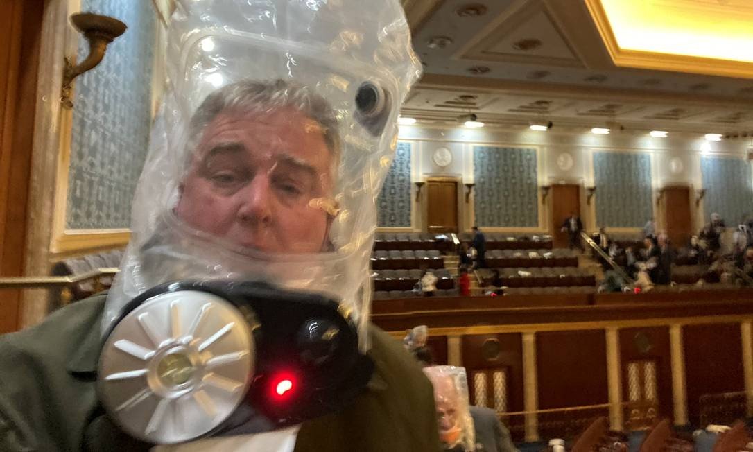 Congressman David Tron wears a gas mask inside Capital photo: via TWITTER / @ REPDAVID TRONE / REUTERS