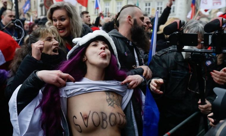 The woman shows her breasts with the word & # 034;  Freedom & # 034;  During a protest in Prague's Old Town Square, against sanctions adopted by the Czech government in dealing with the epidemic Photo: DAVID W CERNY / REUTERS - 10/01/2021