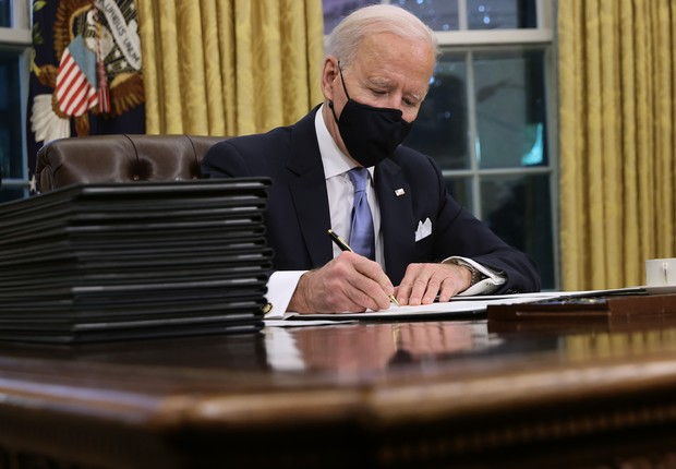 Washington, DC - Public Rights 20: US President Joe Biden agreed to sign a series of executive orders at the Resolute Desk at the Oval Office on January 20, 2021, just hours after his inauguration in Washington, DC.  Biden becomes Uni's 46th president (Photo: (Photo by Chip Somodevilla / Getty Images))