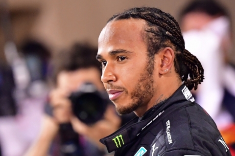Lewis Hamilton season starts with uncertainty about contract