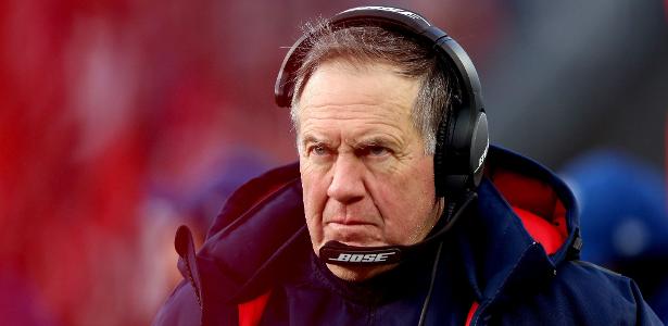 Patriots coach refuses to receive medals at White House