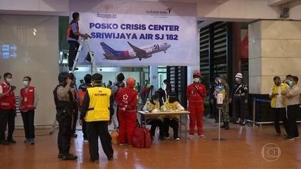 Divers search for survivors of Indonesia's plane crash