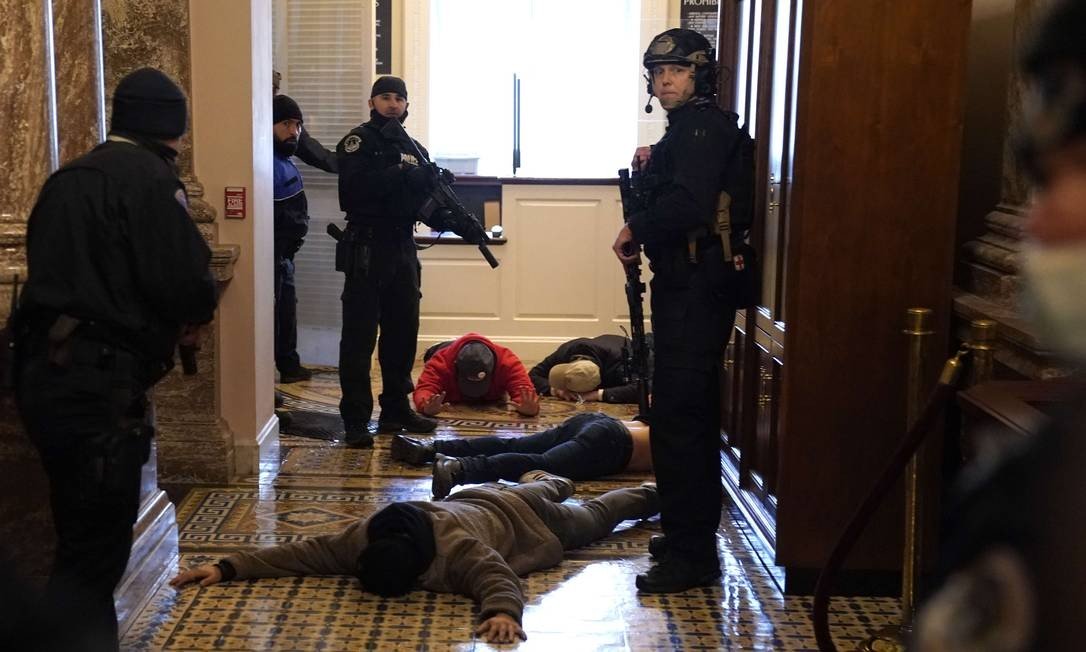 Legislative Police Arrests a Group of Donald Trump Supporters Attacking Congress Photo: Drew Anger / AFP