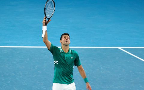 Djokovic moves to Australian Open semi-finals