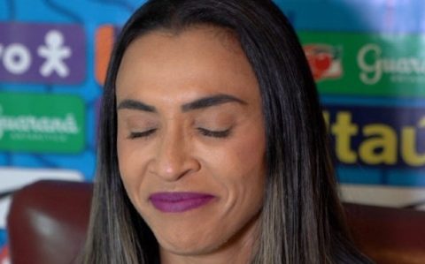 Marta is touched by the surprise of the Brazilian team's birthday
