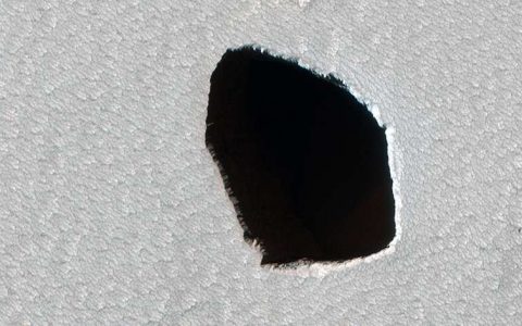 NASA finds 180-meter diameter well on Mars