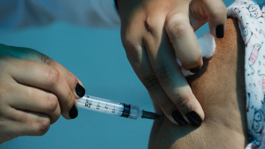 British who are not vaccinated can stay outside commercial establishments