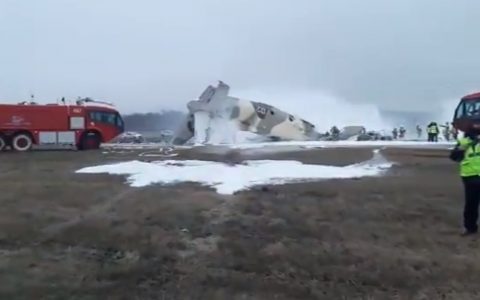 Antonov 26 falls within seconds of landing;  Confirmed the death of four