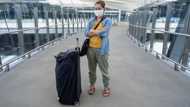 Pictorial image of woman in airport;  More than 200 Brazilians have not yet managed to leave Italy after the coronavirus virus epidemic (Photo: Getty Images)