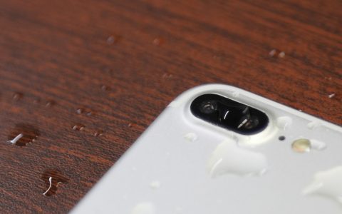 Demandan a Apple por atribuir a sus iPhones una exagerada capacidad de resistencia al agua