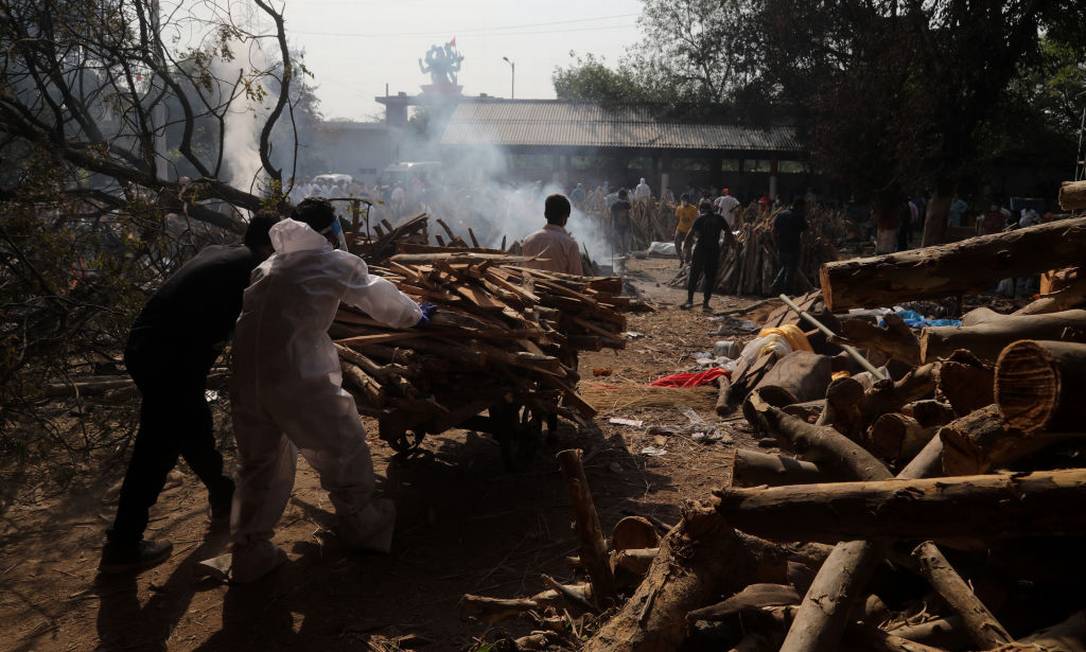 Relatives of Kovid-19 victims have been collecting wood for use in improvised funeral processions.  Photo: SOPA Image / SOPA Image / Lightcut via Gate