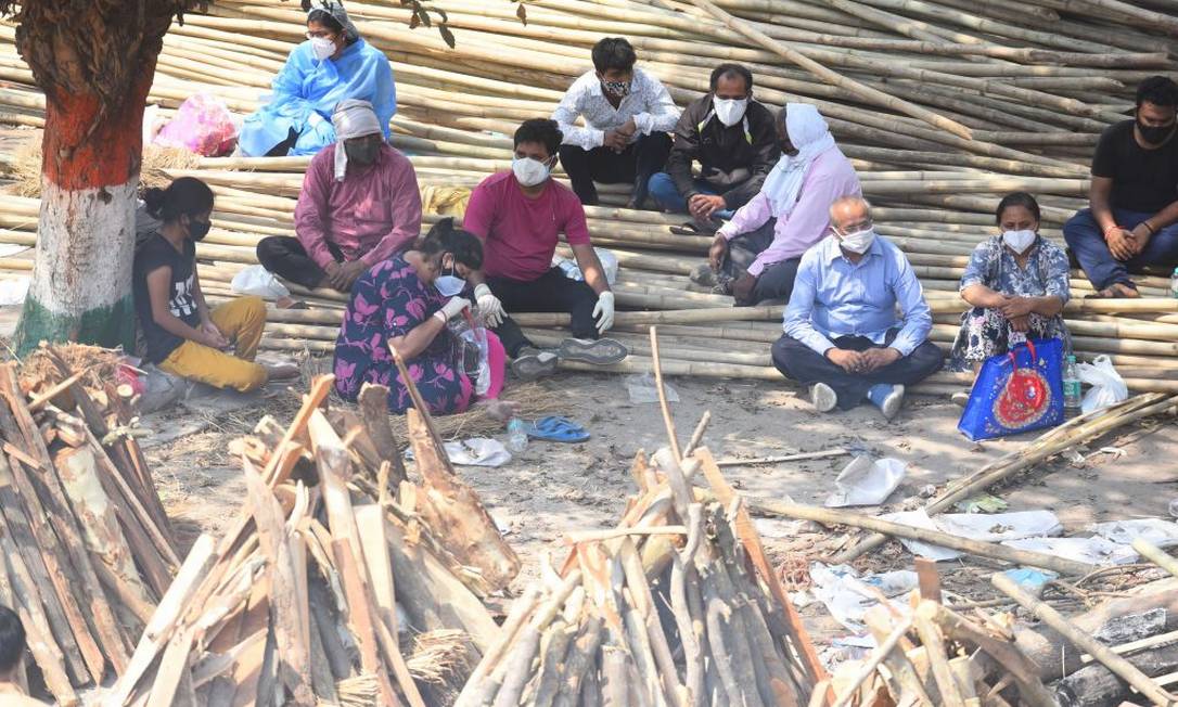 Relatives of Kovid-19 victims await the cremation of dead bodies Photo: Hindustan Times / Hindustan Times via Getty Image