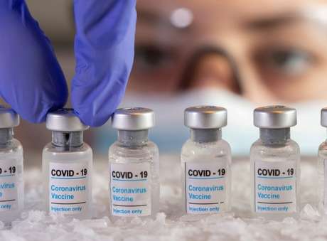 Photo illustration vials labeled as vaccine for Kovid-19 in 05/12/2020 REUTERS / Dado Ruvic