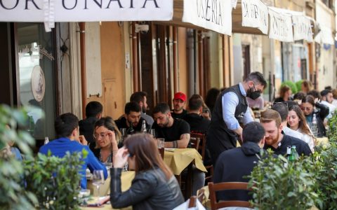 Italy reopens bars, restaurants, cinema and museums;  The government announced a € 222 billion plan.  world