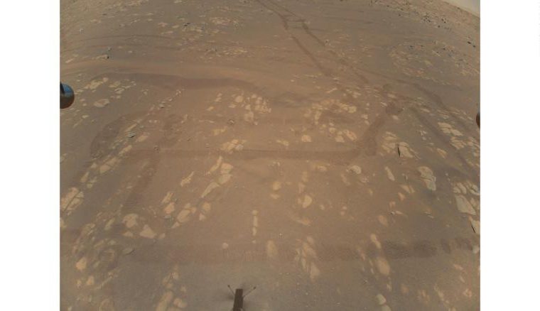 Helicóptero em Marte compartilha a primeira foto aérea colorida