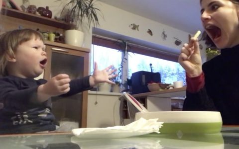 Parents can't stop smiling: this girl will do anything for dessert