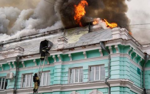 Russian surgeons finish cardiac surgery amid hospital fire