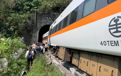 Train derailed and dead in Taiwan's tourist area.  world