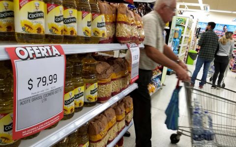 A man goes shopping in a supermarket in Buenos Aires in April 2019, when Mauricio Macri's government announced a package of measures to curb inflationary growth in the country Photo: AGUSTIN MARCARIAN / REUTERS