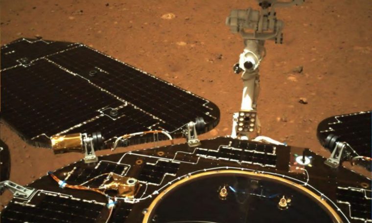 Imagens do robô Zhurong, em sua missão de exploração em Marte