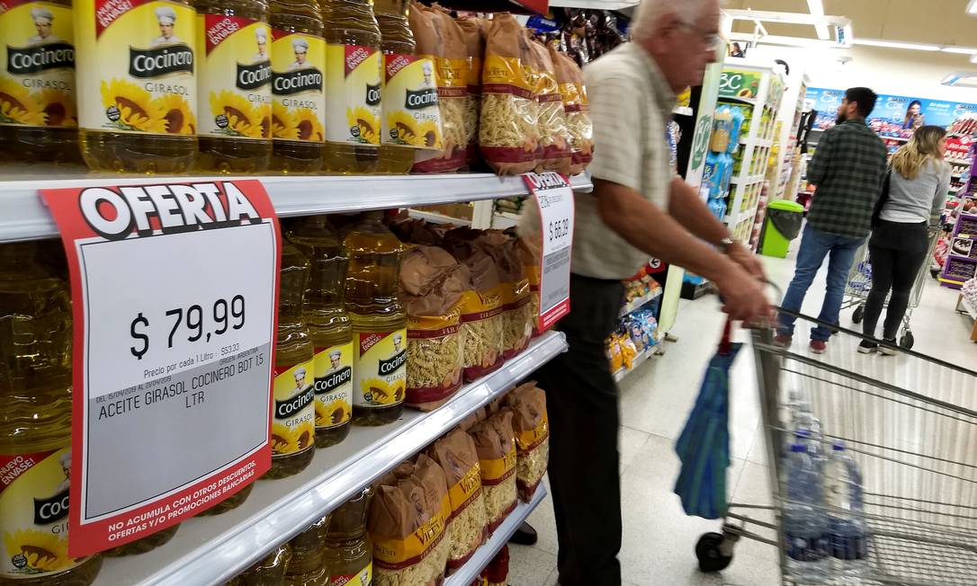 A man goes shopping in a supermarket in Buenos Aires in April 2019, when Mauricio Macri's government announced a package of measures to curb inflationary growth in the country Photo: AGUSTIN MARCARIAN / REUTERS